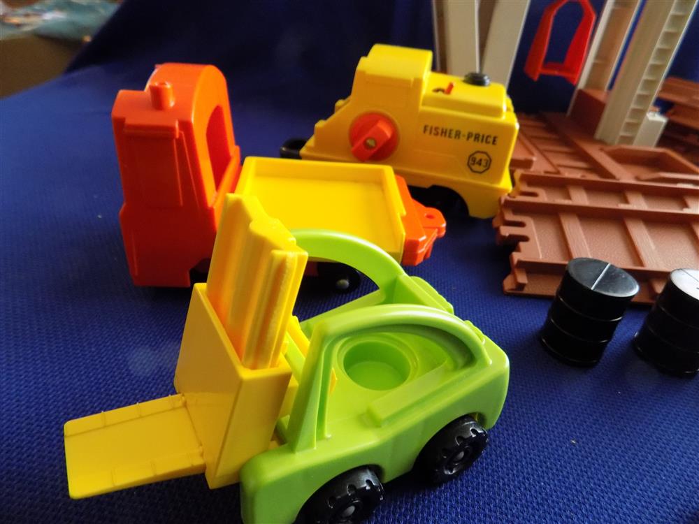 Fisher Price Little People #943 Lift and Load Railroad picture 2161