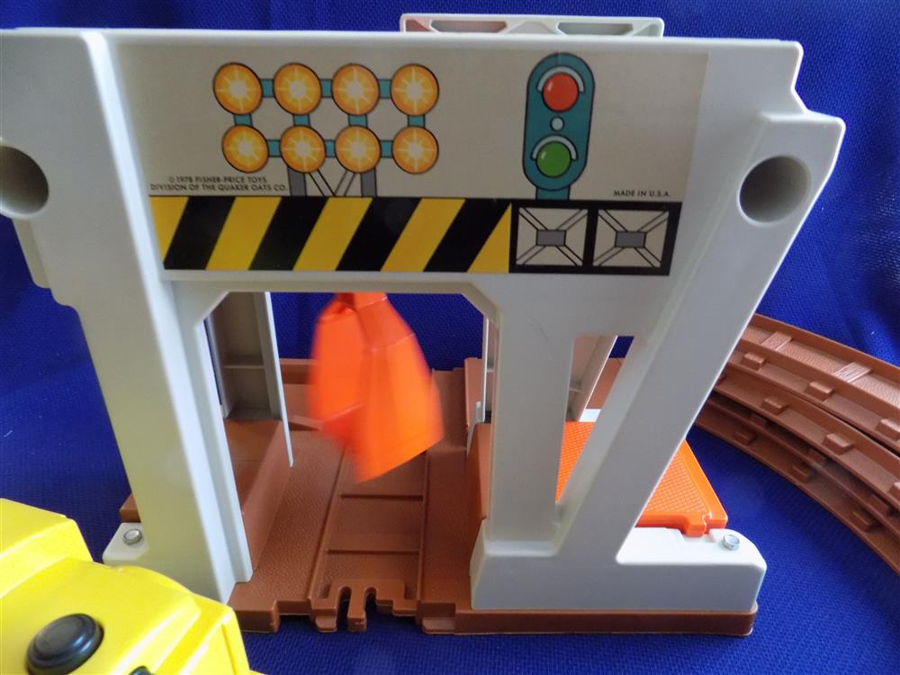 Fisher Price Little People #943 Lift and Load Railroad picture 2164
