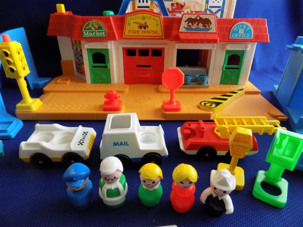 Fisher Price Little People Play Family Main Street #2500 picture 4417