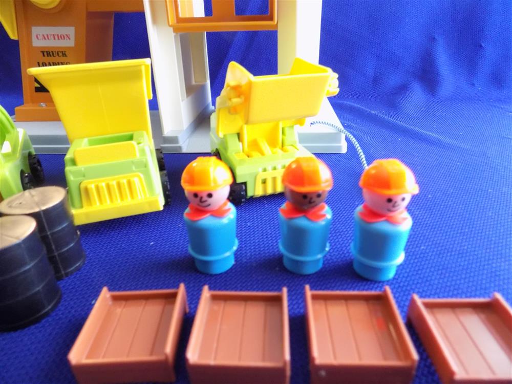 Fisher Price Little People Lift and Load Depot #942 picture 3204