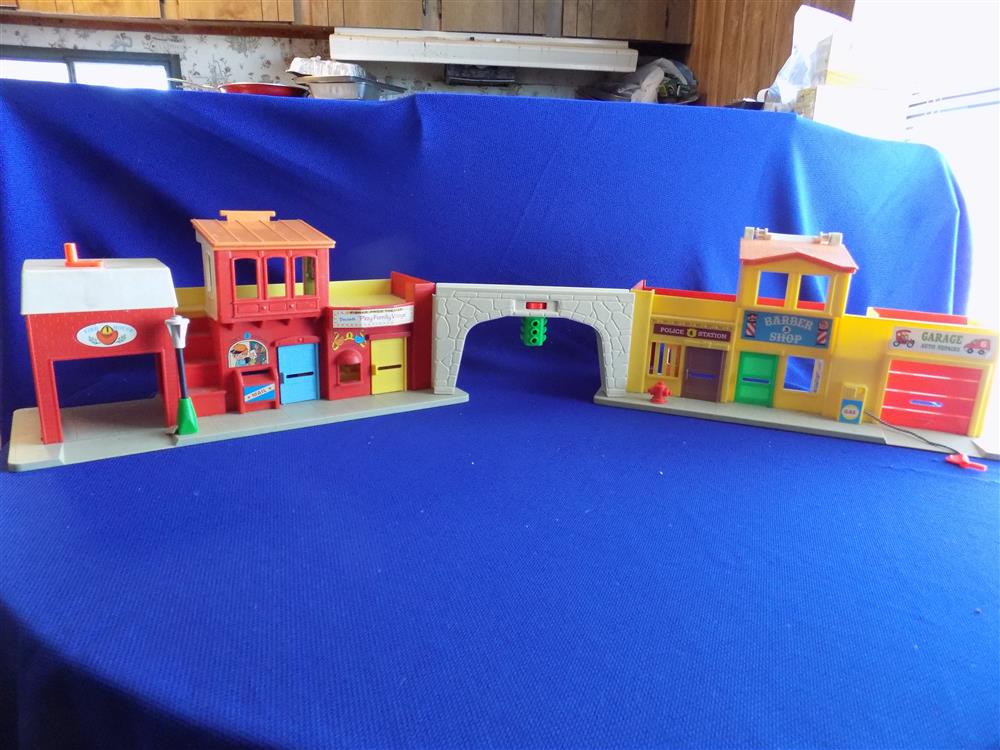 Fisher Price Little People Play Family Village #997 - Complete in Box picture 3232