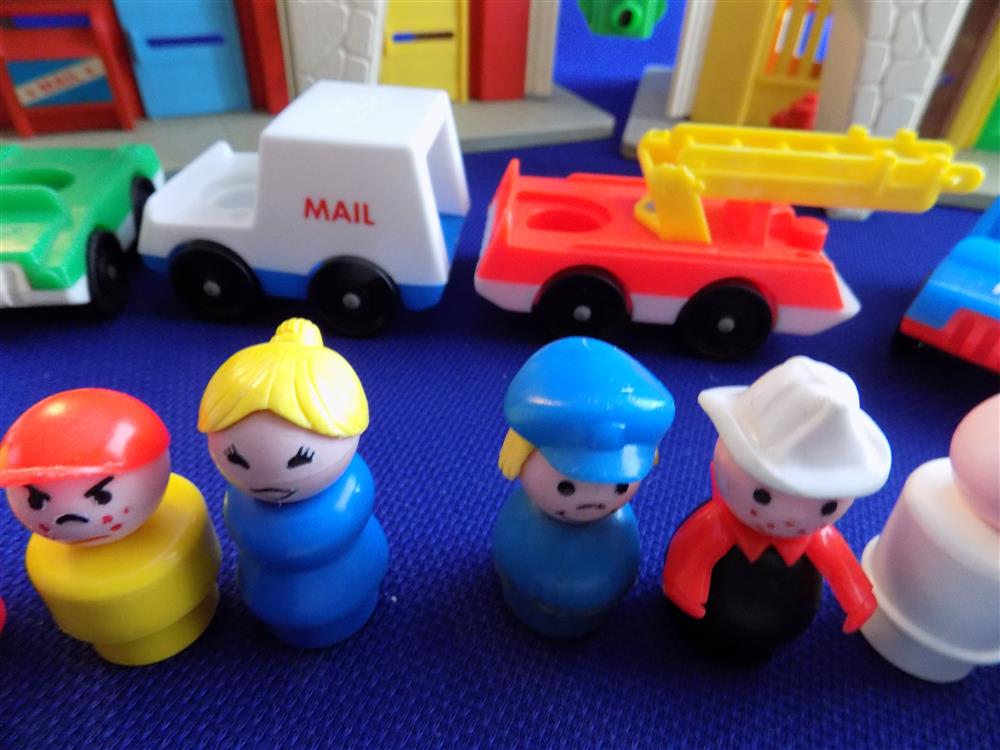 Fisher Price Little People Play Family Village #997 - Complete in Box picture 3235