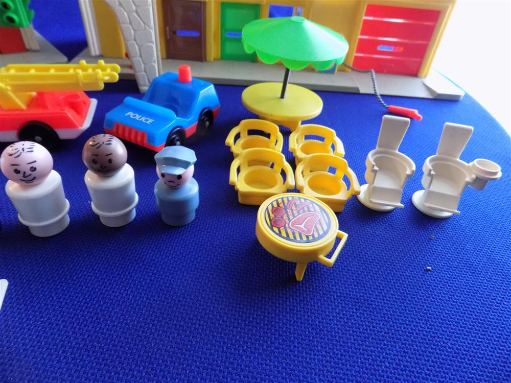 Fisher Price Little People Play Family Village #997 - Complete in Box picture 3236