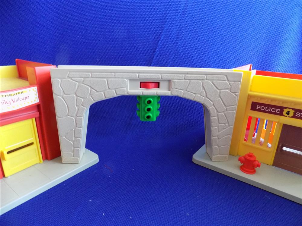 Fisher Price Little People Play Family Village #997 Complete -Near Mint in Box picture 4397