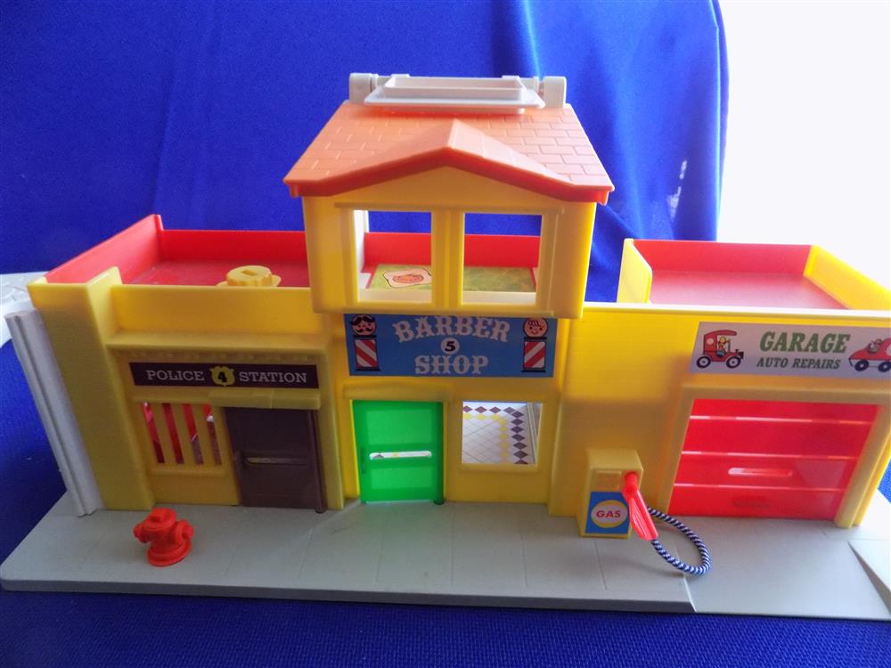 Fisher Price Little People Play Family Village #997 Complete -Near Mint in Box picture 4402