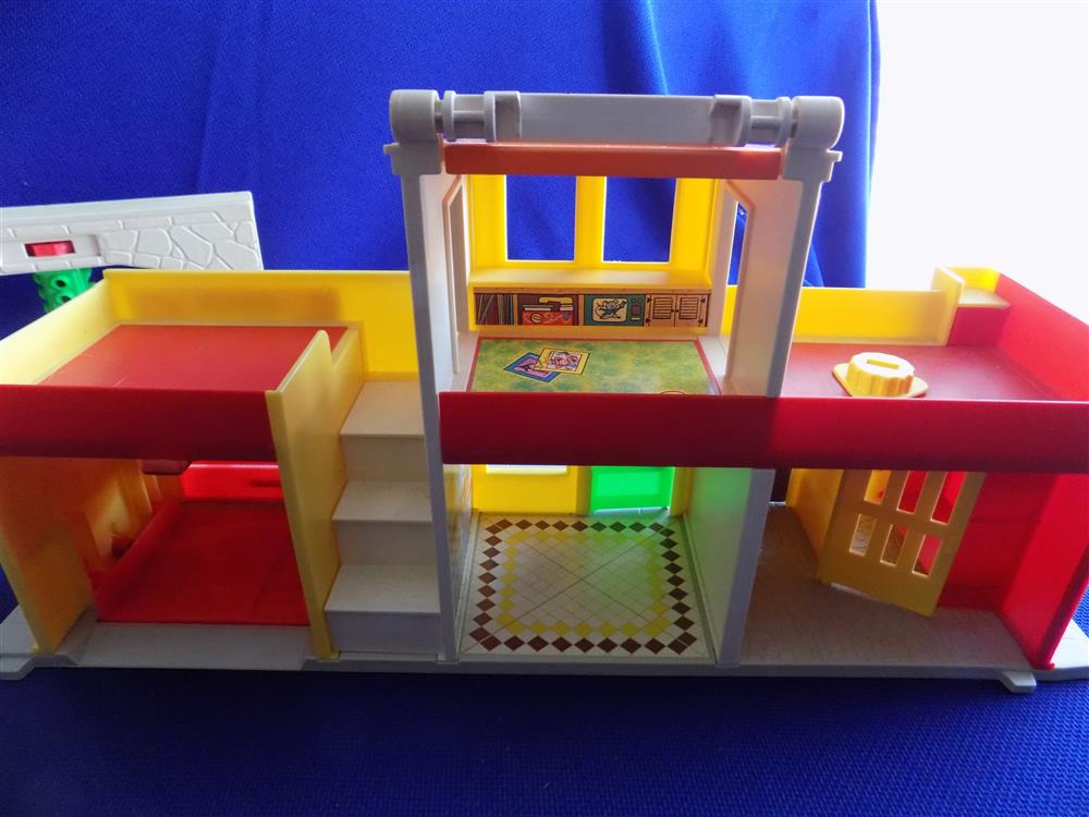 Fisher Price Little People Play Family Village #997 Complete -Near Mint in Box picture 4403