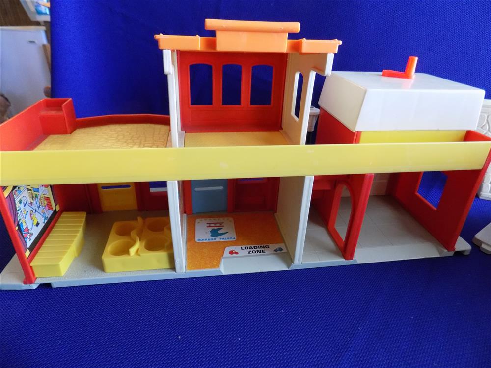 Fisher Price Little People Play Family Village #997 Complete -Near Mint in Box picture 4404