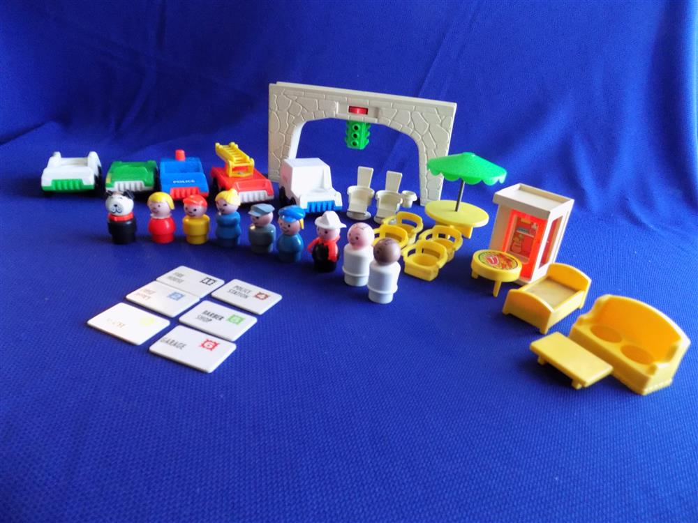 Fisher Price Little People Play Family Village #997 Complete -Near Mint in Box picture 4398