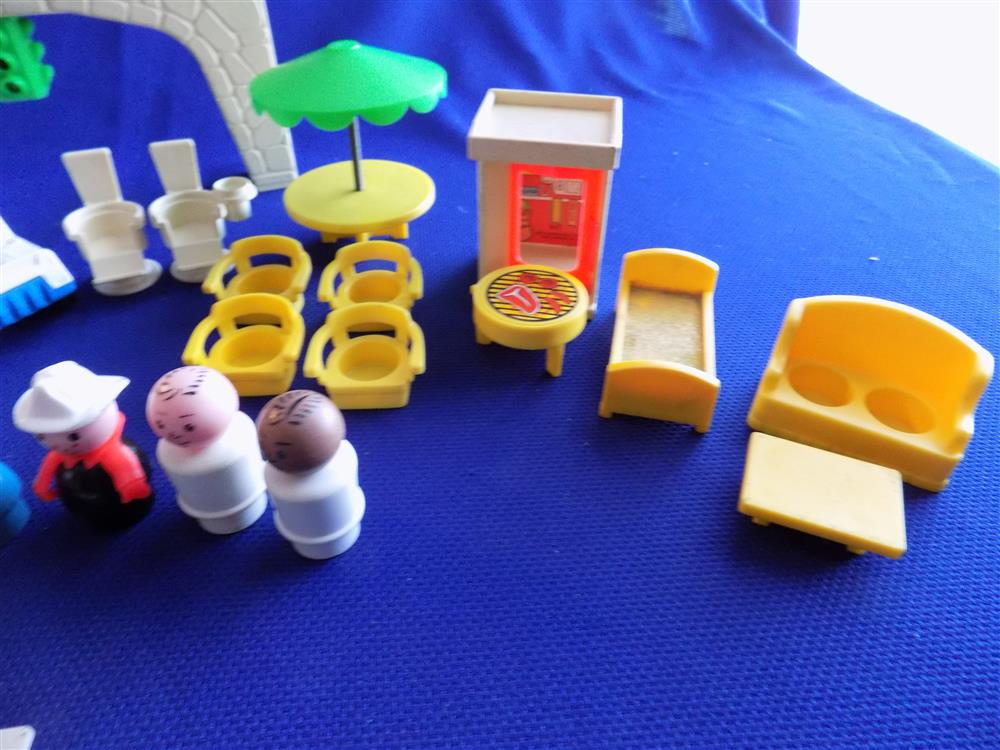 Fisher Price Little People Play Family Village #997 Complete -Near Mint in Box picture 4399