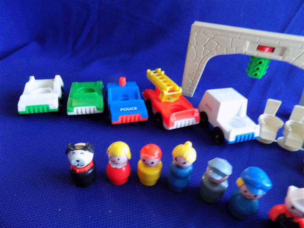 Fisher Price Little People Play Family Village #997 Complete -Near Mint in Box picture 4400