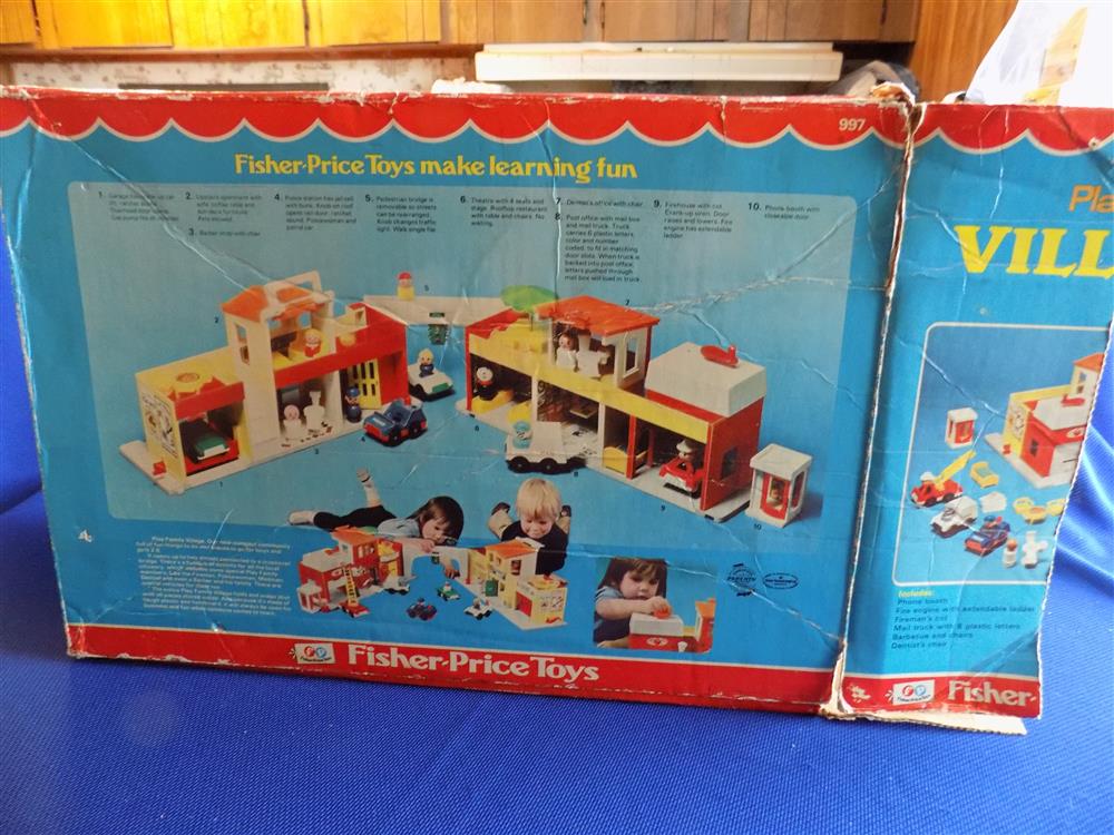 Fisher Price Little People Play Family Village #997 Complete -Near Mint in Box picture 4410