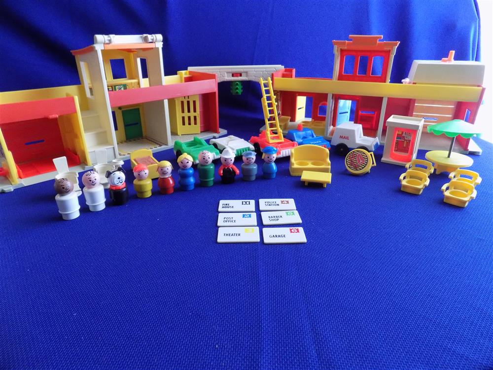 Fisher Price Little People Play Family Village #997 Mint in Box picture 4349