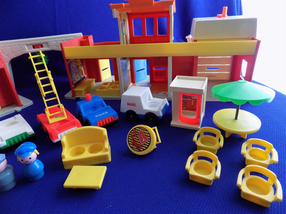 Fisher Price Little People Play Family Village #997 Mint in Box picture 4350