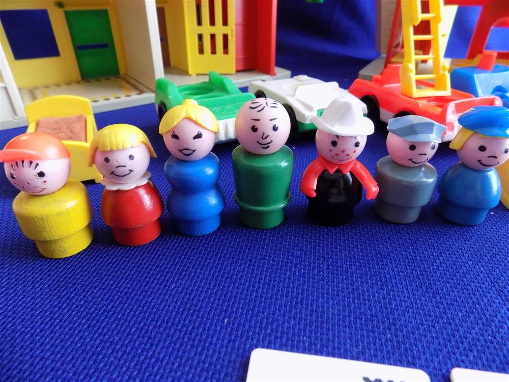 Fisher Price Little People Play Family Village #997 Mint in Box picture 4353