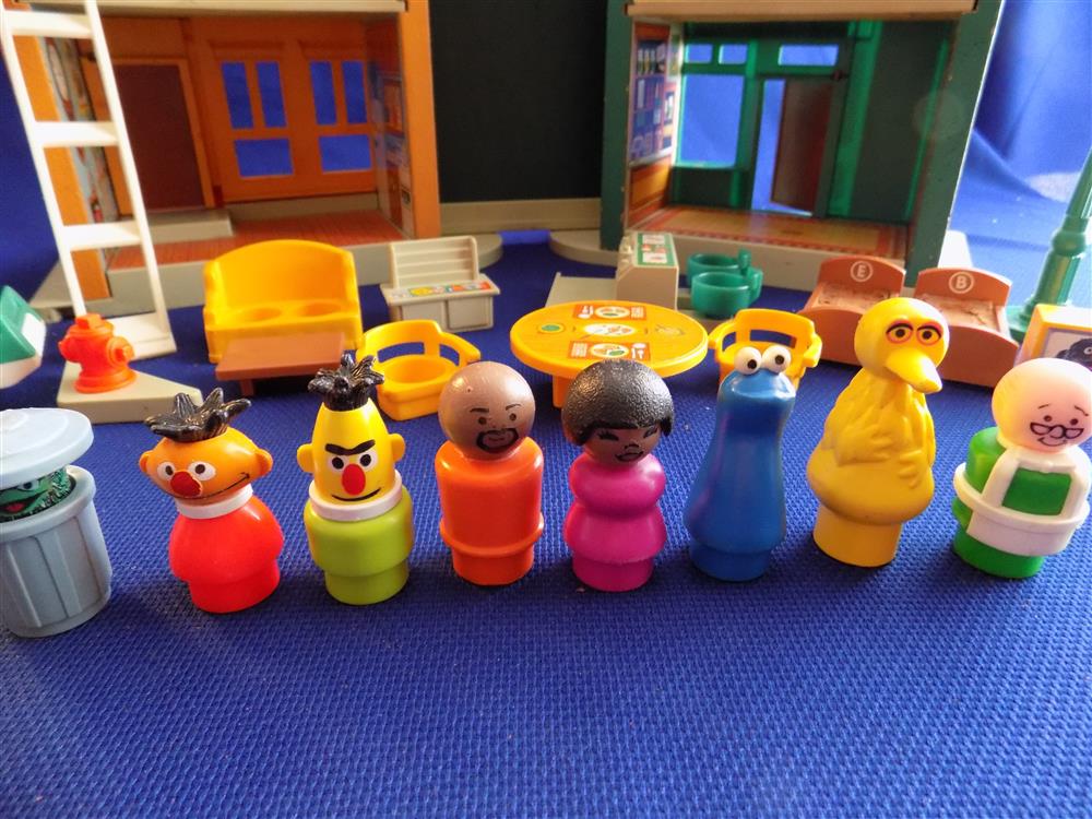 Fisher Price Little People Play Family Sesame Street #938 Complete with eraser picture 4339