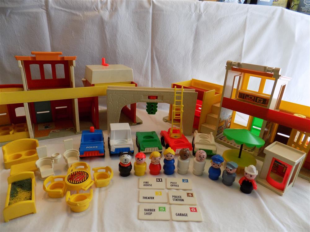 Fisher Price Little People Play Family Village #997 - Complete in Box picture 3314
