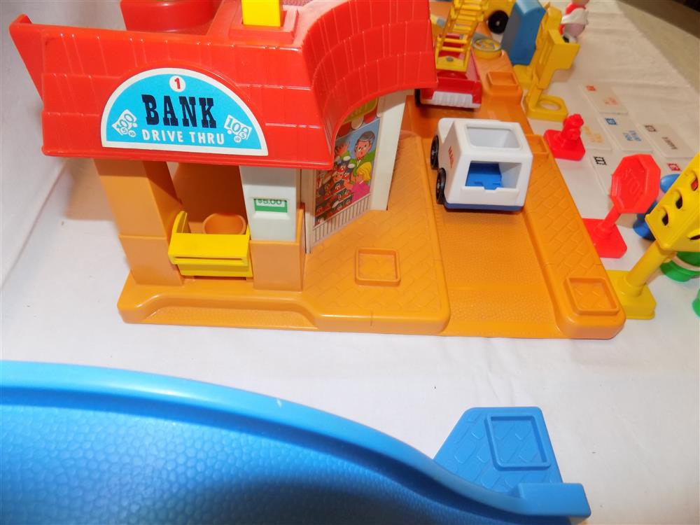 Fisher Price Main Street Little People Play Set #2500 picture 6620