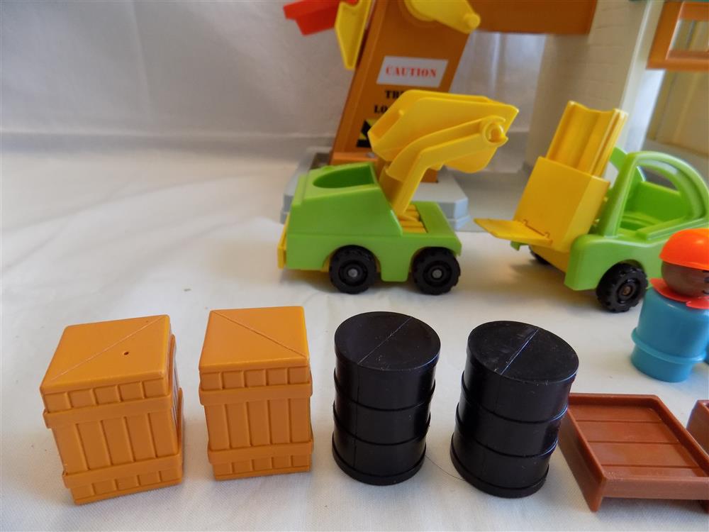 Fisher Price Lift and Load Depot Little People Set #942 picture 6653