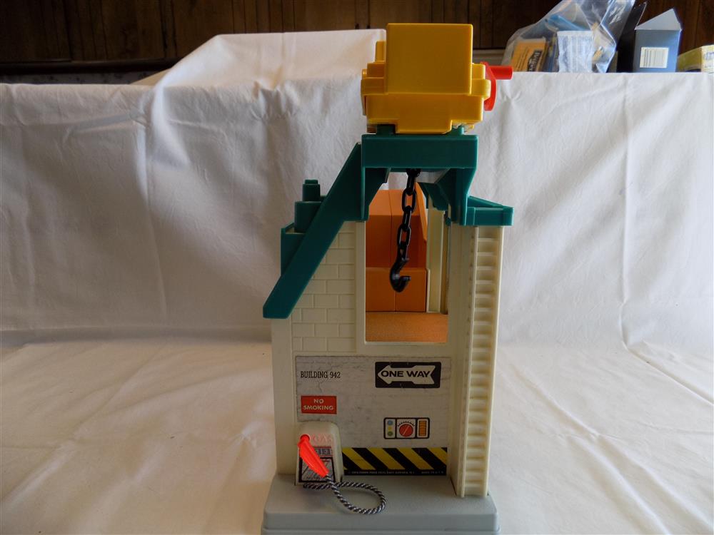 Fisher Price Lift and Load Depot Little People Set #942 picture 6657