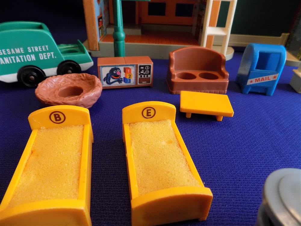 Fisher Price Play Family Sesame Street Village #938 Vintage Nearly Mint Set picture 5572