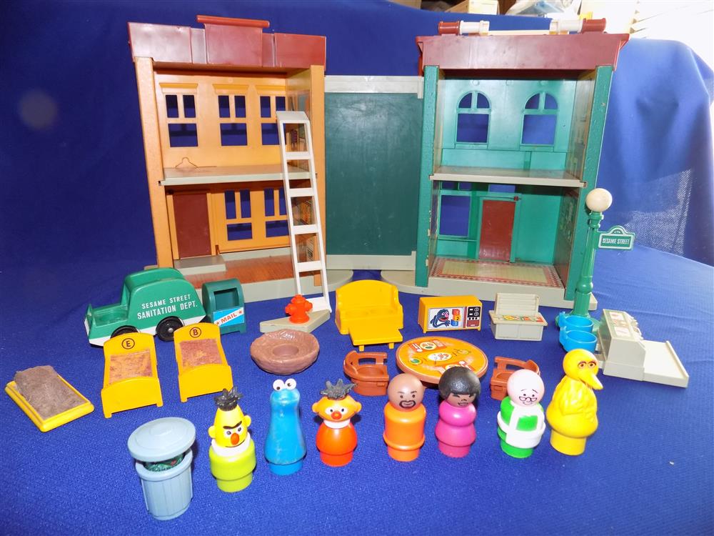 Fisher Price Little People Sesame Street Play Family Village #938 picture 5500