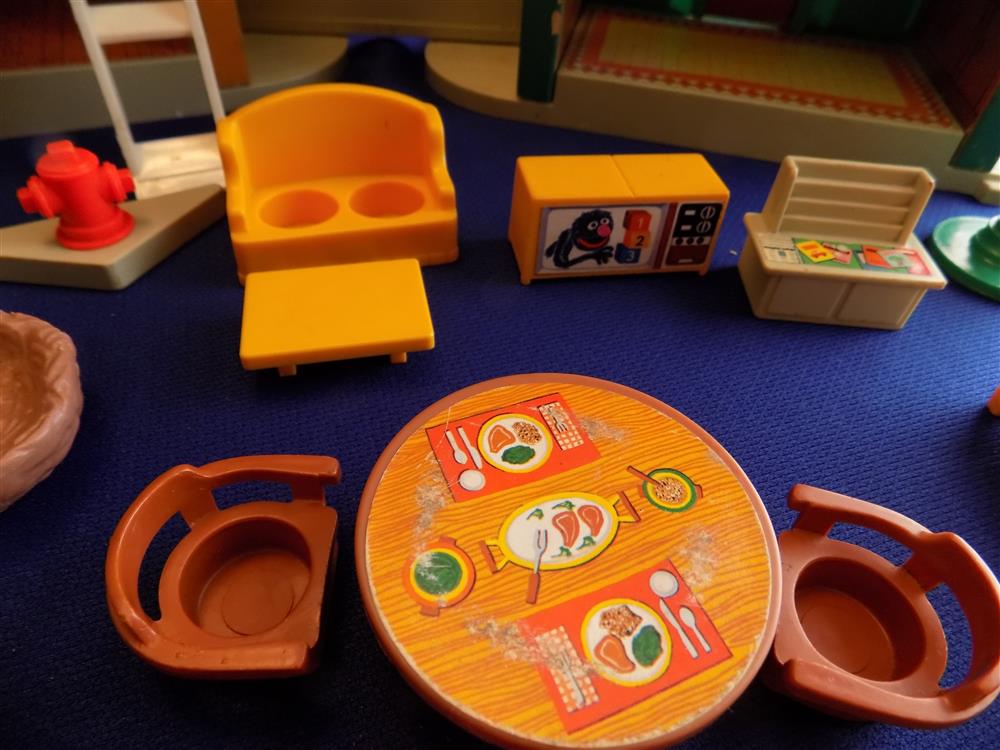 Fisher Price Little People Sesame Street Play Family Village #938 picture 5506