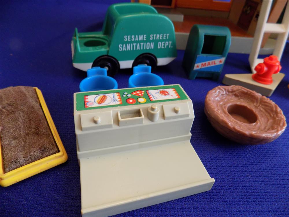 Fisher Price Little People Sesame Street Play Family Village #938 picture 5502