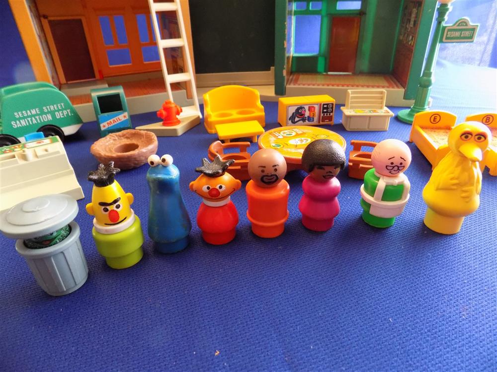 Fisher Price Little People Sesame Street Play Family Village #938 picture 5503
