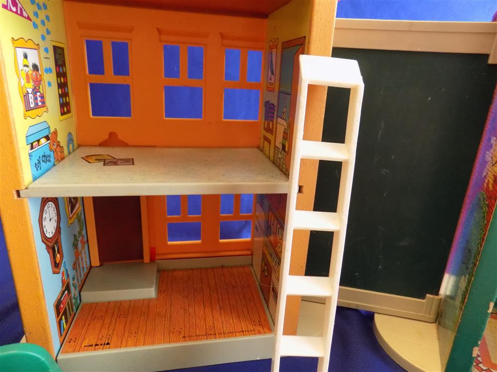Fisher Price Little People Sesame Street Play Family Village #938 picture 5505