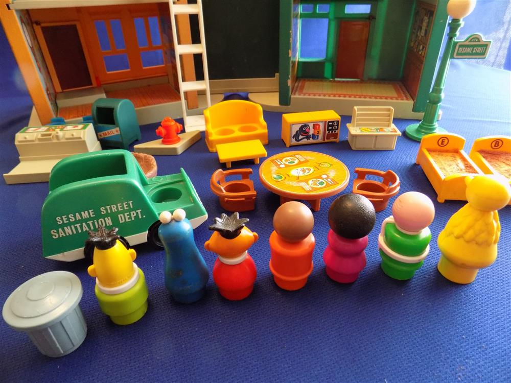 Fisher Price Little People Sesame Street Play Family Village #938 picture 5507