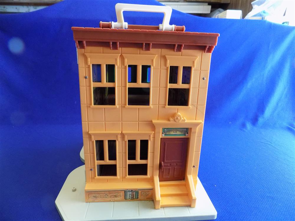 Fisher Price Little People Sesame Street Play Family Village #938 picture 5508