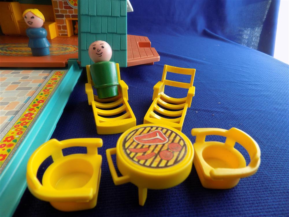 Fisher Price Little People Play Family A Frame #990 Complete Near Mint in Box  picture 6569