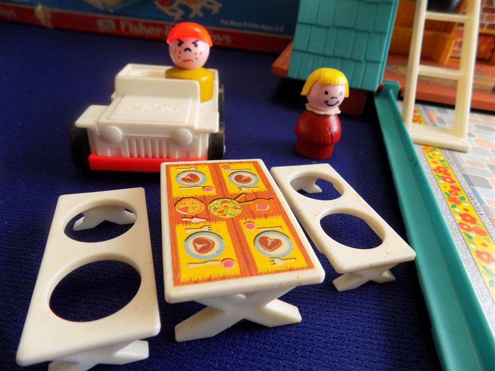 Fisher Price Little People Play Family A Frame #990 Complete Near Mint in Box  picture 6570