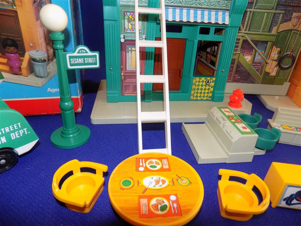 Fisher Price Little People Play Family Sesame Street #938 Complete - Mint in box  picture 7778
