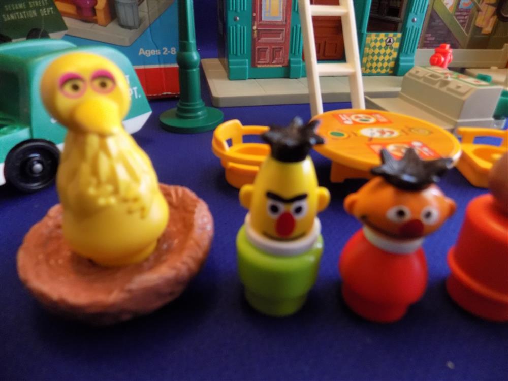 Fisher Price Little People Play Family Sesame Street #938 Complete - Mint in box  picture 7782