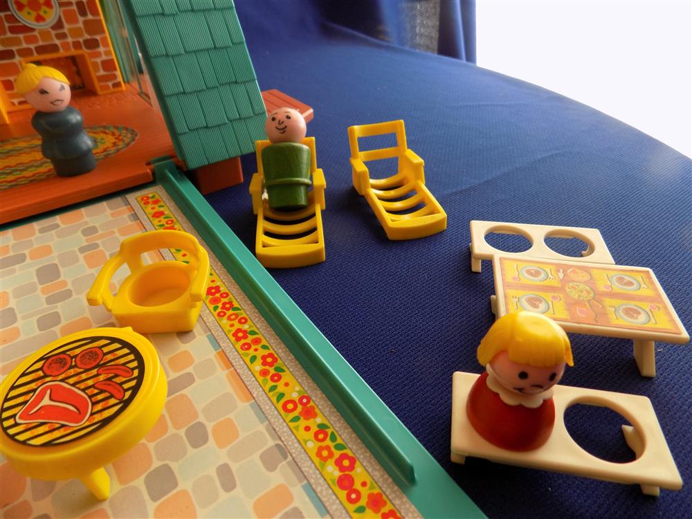 Fisher Price Little People Play Family A Frame House #990 Near mint with box picture 8827