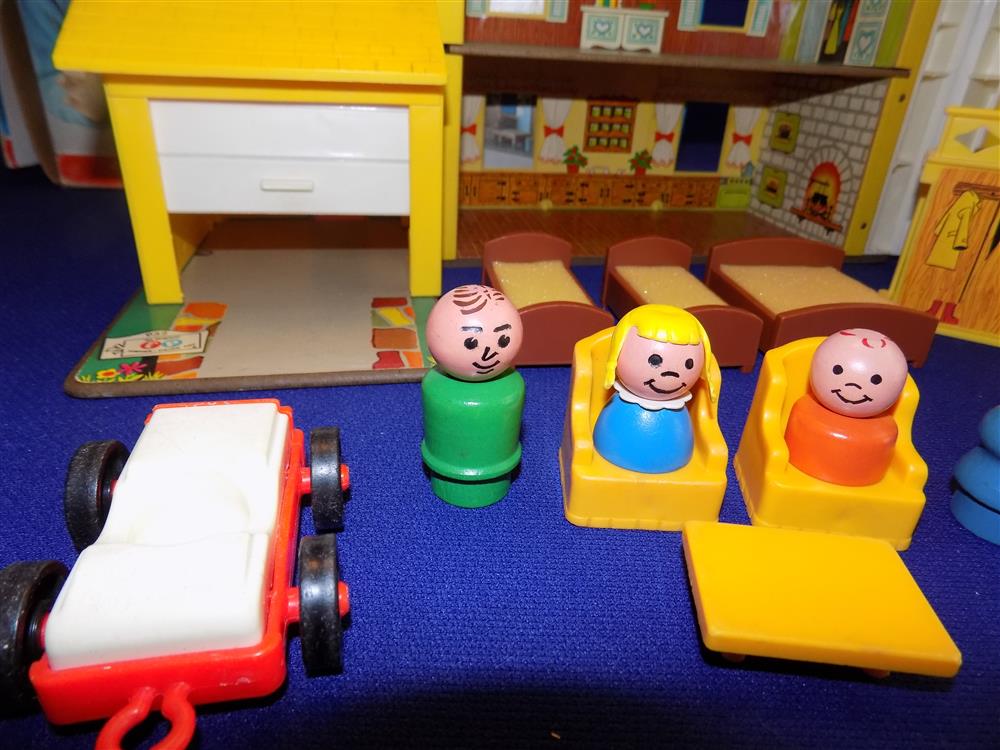 Fisher Price Little People Tudor Yellow House #952 Near Mint in Box picture 11009
