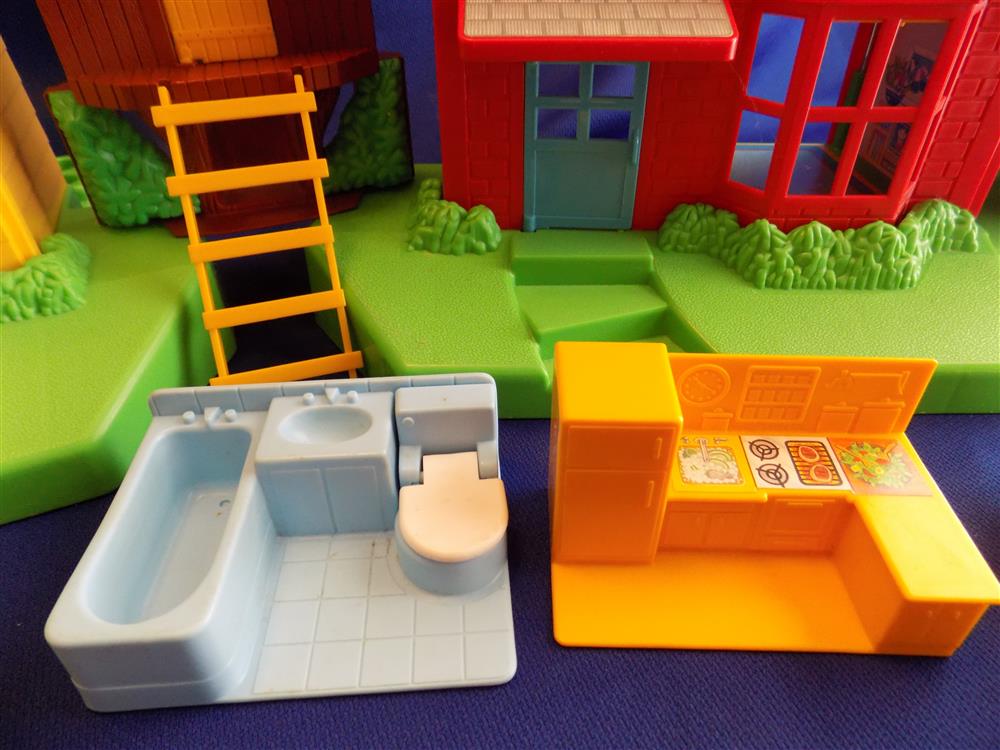 Fisher Price Little People Neighborhood House #2551 complete in box picture 9924