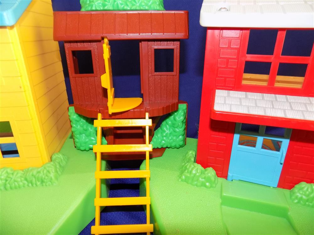 Fisher Price Little People Neighborhood House #2551 complete in box picture 9926