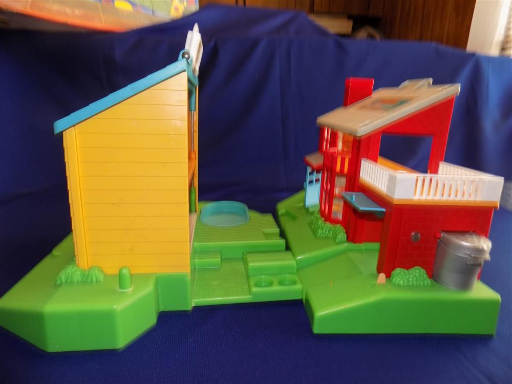 Fisher Price Little People Neighborhood House #2551 complete in box picture 9927