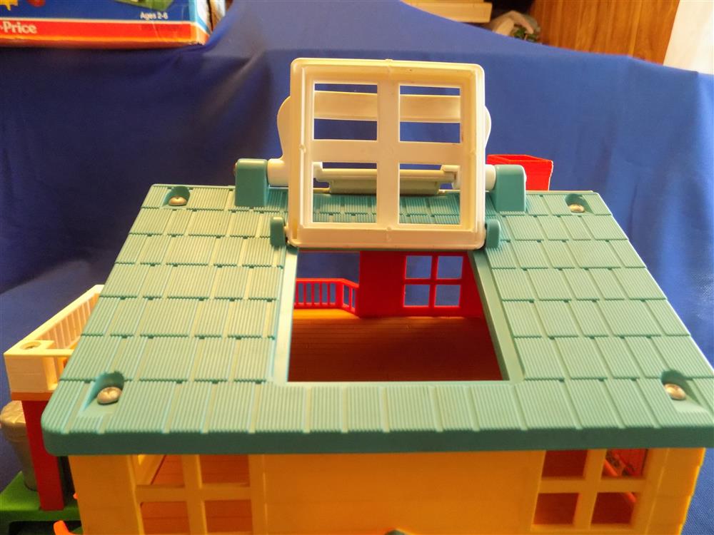Fisher Price Little People #2551 Neighborhood House Complete in Box picture 10937
