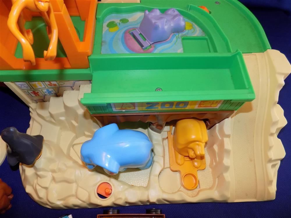 Fisher Price Little People Play Family Zoo #916 Complete in Box picture 9908