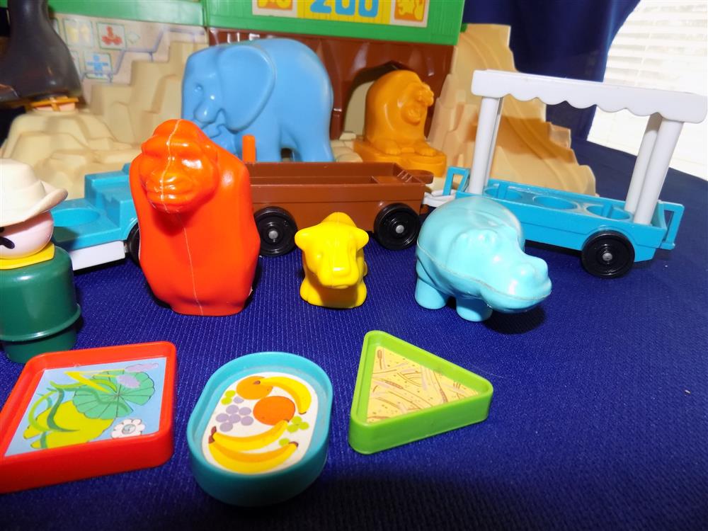 Fisher Price Little People Play Family Zoo #916 Complete in Box picture 9909