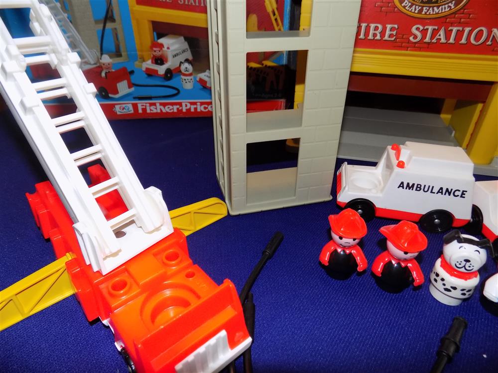 Fisher Price Little People Fire Station #928 Mint in Box  picture 23569