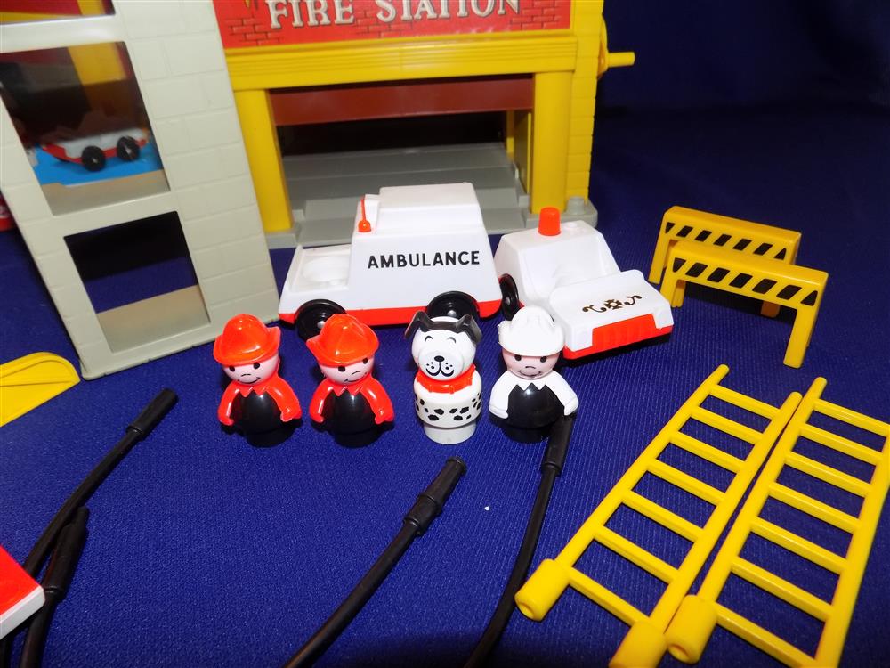 Fisher Price Little People Fire Station #928 Mint in Box  picture 23570