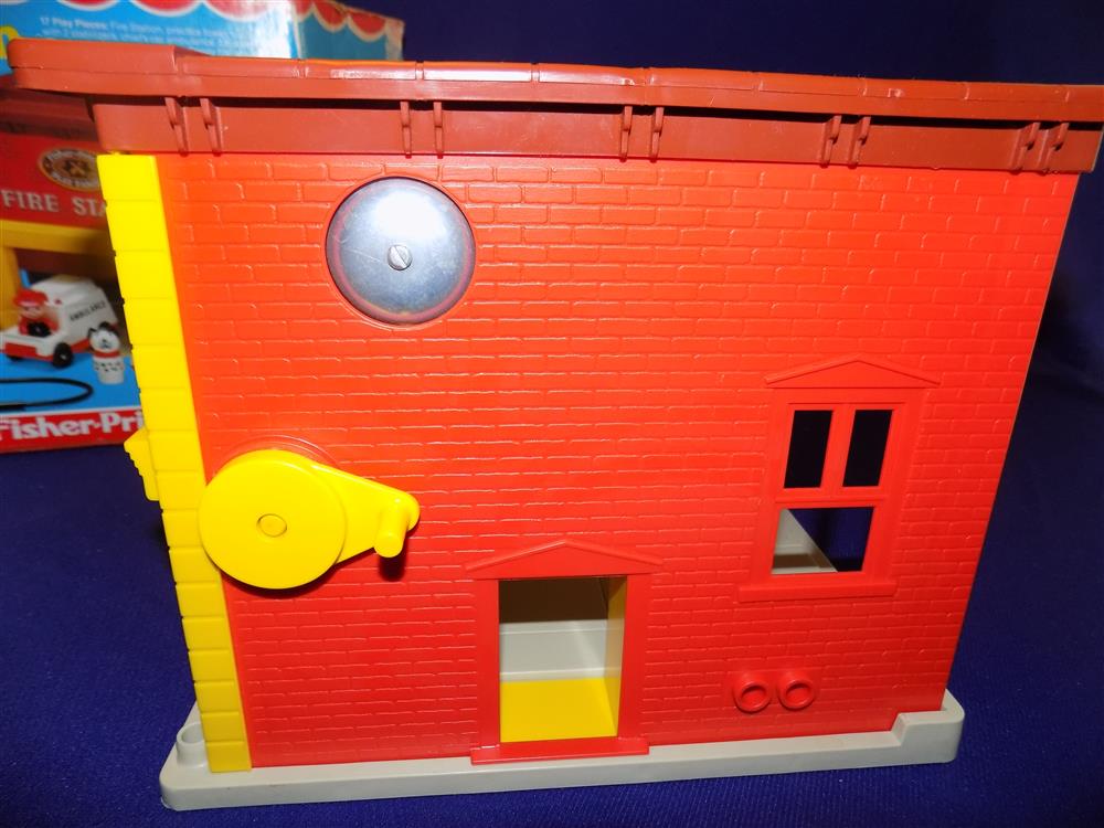 Fisher Price Little People Fire Station #928 Mint in Box  picture 23573