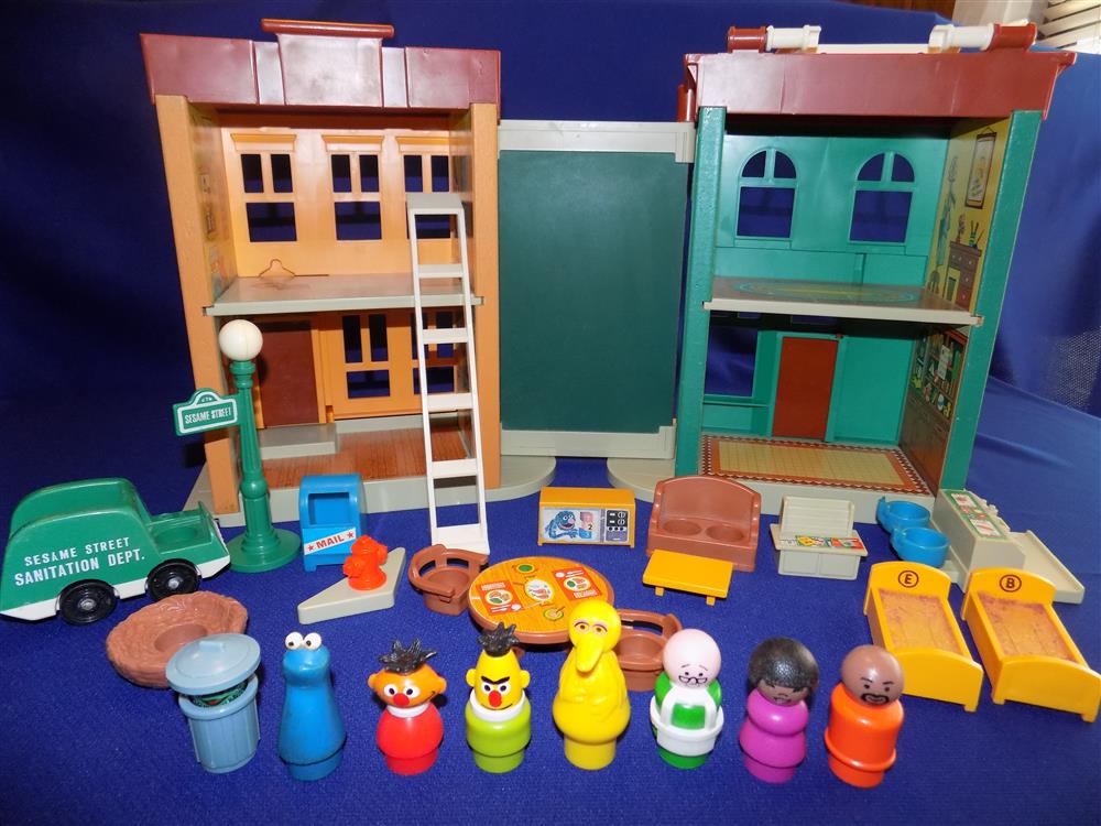Fisher Price Little People Play Family Sesame Street Village #938 Complete set picture 15111