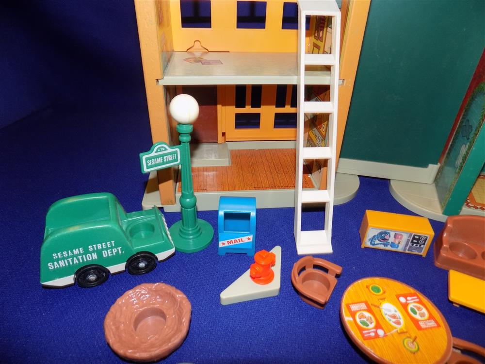 Fisher Price Little People Play Family Sesame Street Village #938 Complete set picture 15113