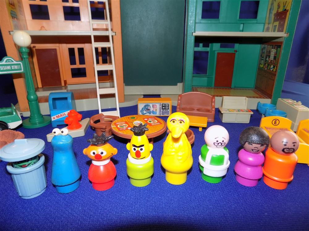 Fisher Price Little People Play Family Sesame Street Village #938 Complete set picture 15114