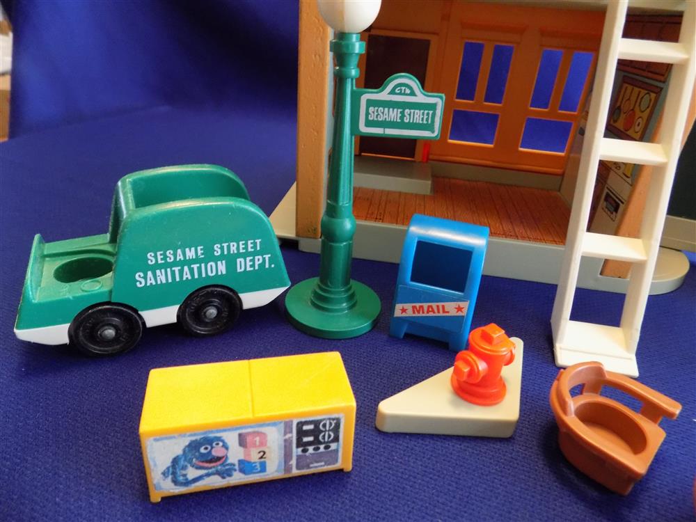 Fisher Price Little People Play Family Sesame Street Village #938 Complete set picture 15115